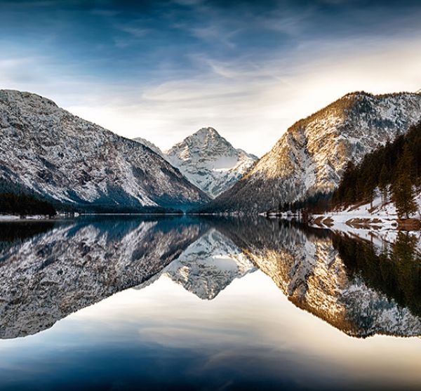 Plansee mit Bergen im Hintergrund