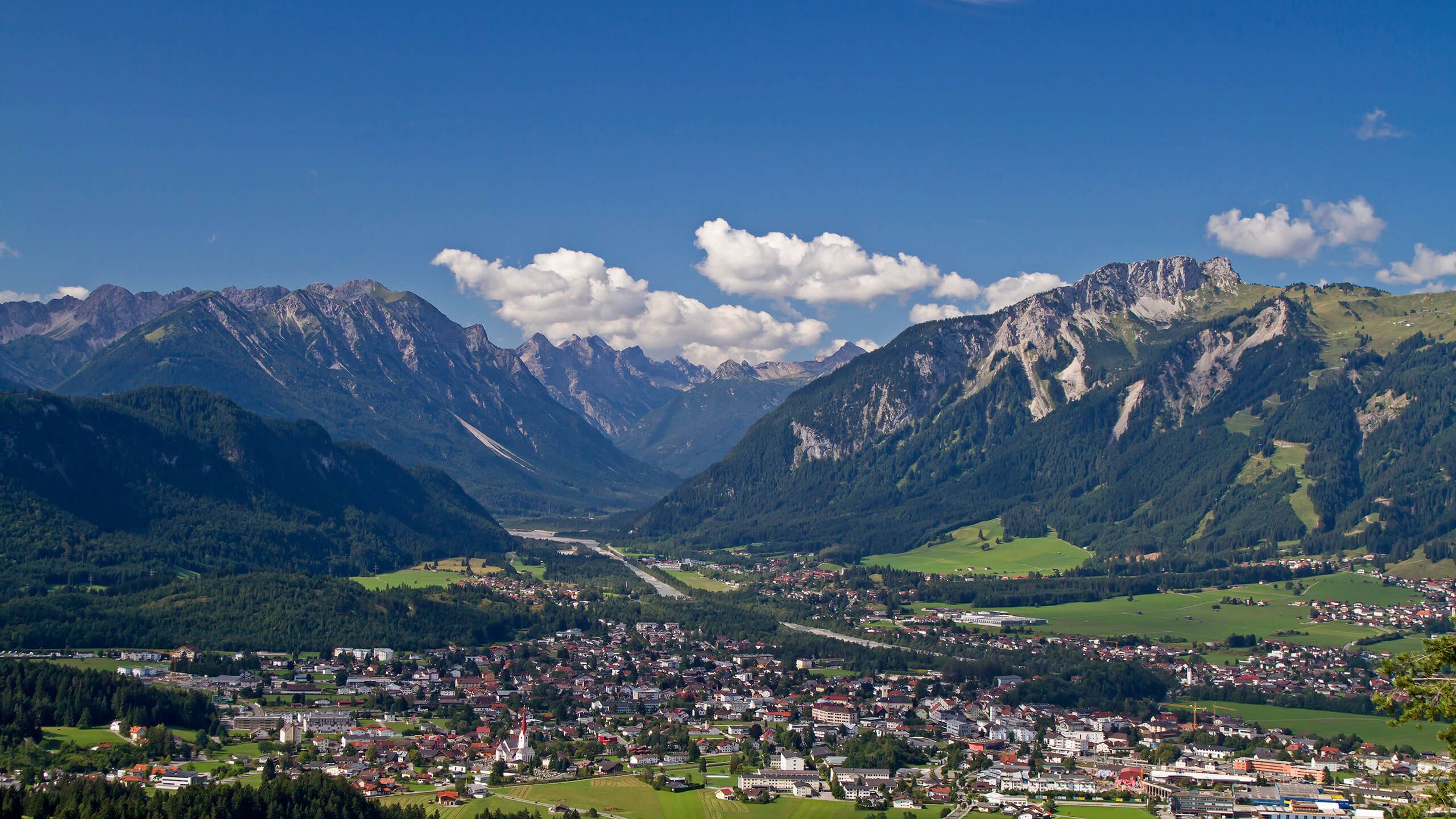 Luftbild der Region Reutte in Tirol