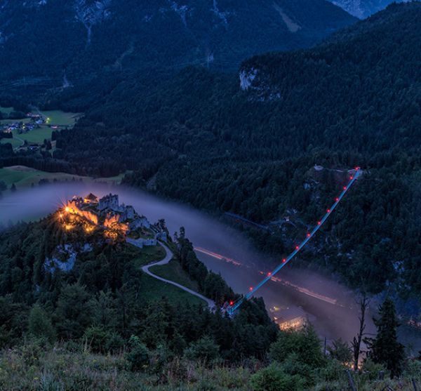 Burg Ehrenberg mit Highline178 bei Nacht